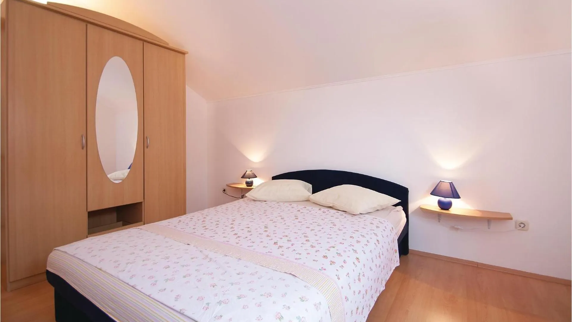 Lovely Apartment In Rovinj With Kitchen 0*,